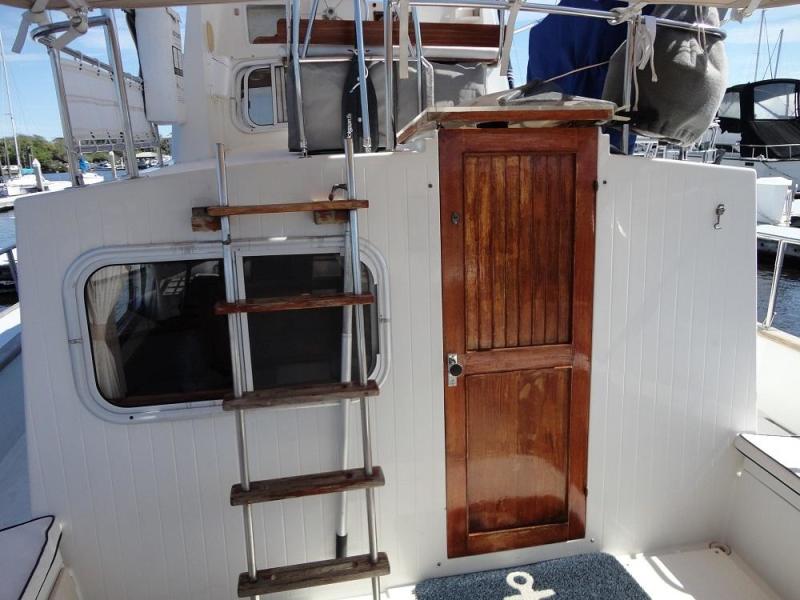 32' Eagle aftdeck forward