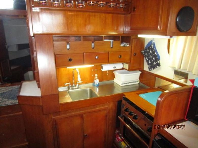 32' Eagle galley2