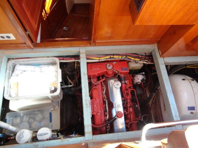 32' Eagle engine room access