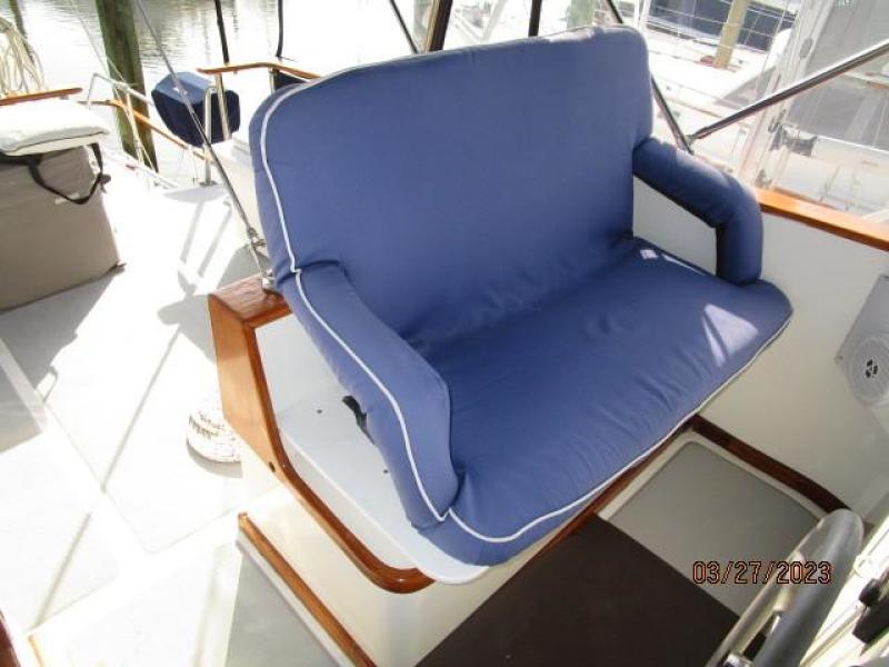 36' Monk flybridge helmseat