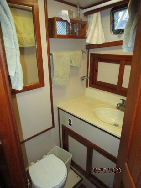 36' Monk guest stateroom head