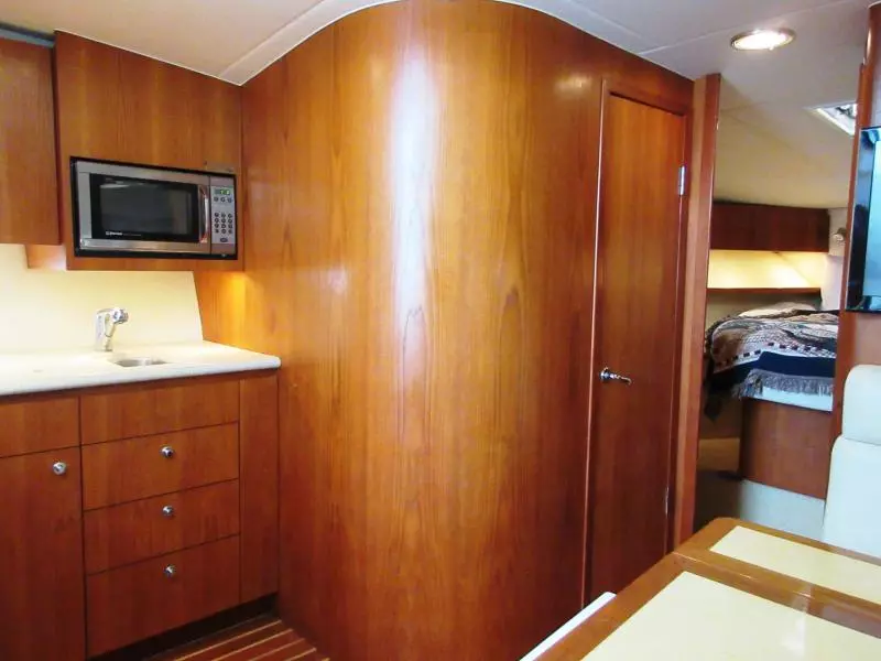 Salon, port side