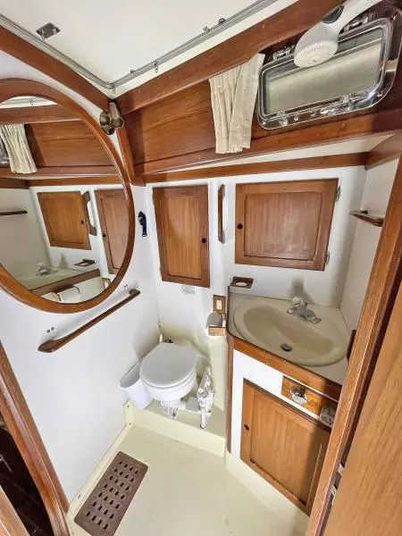 Forward Head Looking Aft