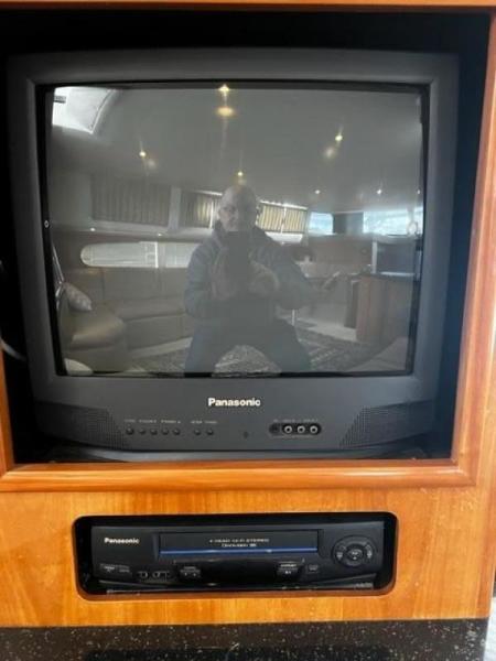 46' Carver salon TV