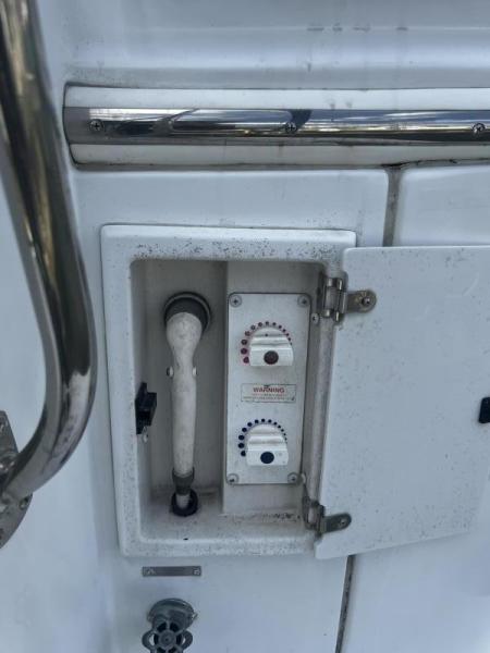 46' Carver exterior shower/aft