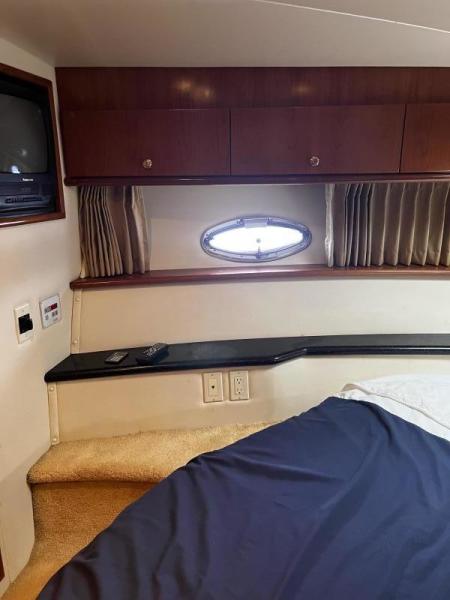 46' Carver fwd staeroom portside
