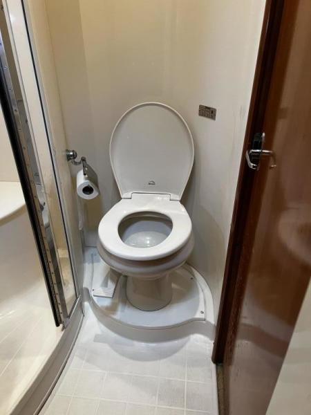 46' Carver fwd bathroom vacuflush