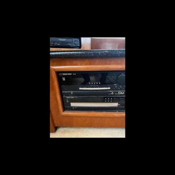 46' Carver salon stereo