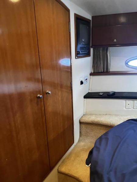 46 Carver fwd stateroom 