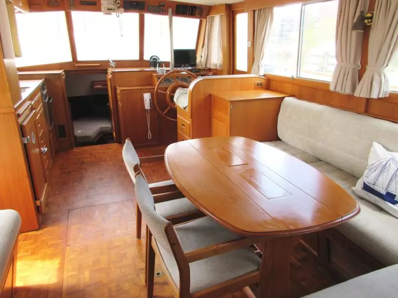 Salon, forward