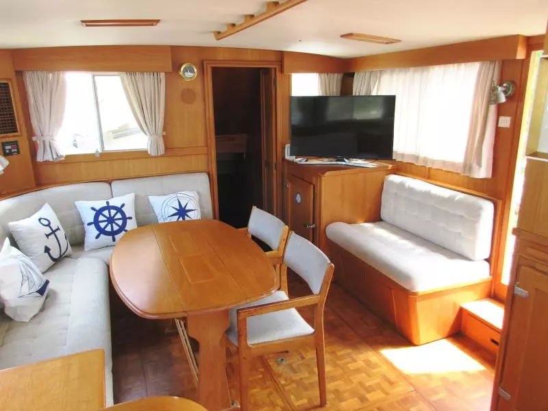 Salon, aft