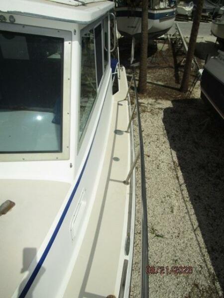 28' Cape Dory port side deck