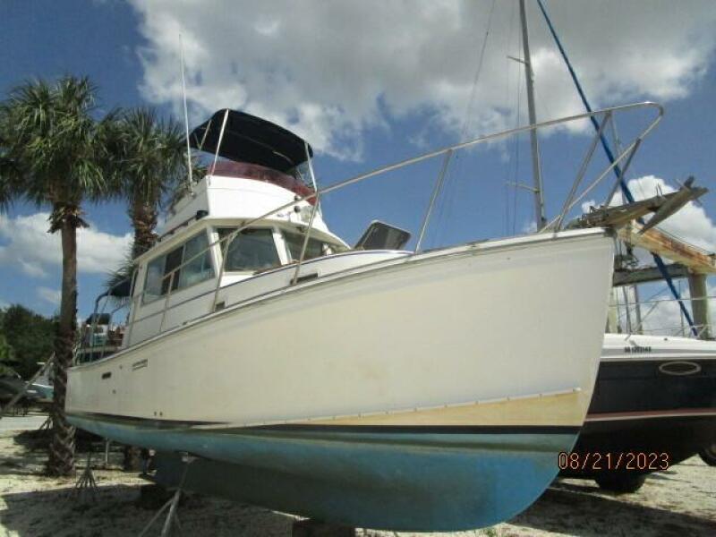 28' Cape Dory starboard forward profile