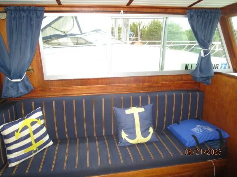 28' Cape Dory salon port