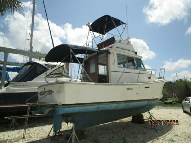 28' Cape Dory starboard aft profile