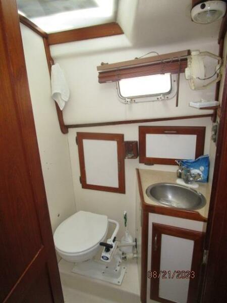 28' Cape Dory head