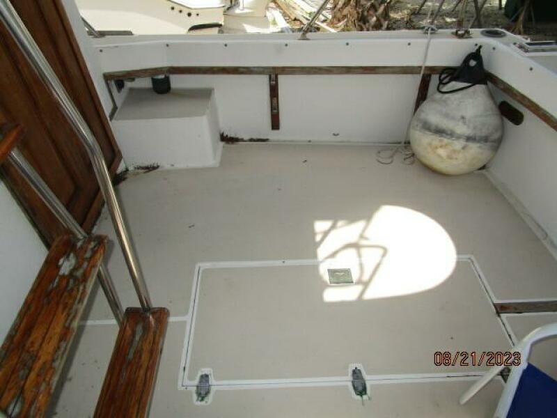 28' Cape Dory cockpit starboard