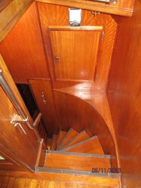 48' Hatteras guest companionway