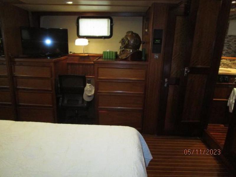 48' Hatteras master stateroom port