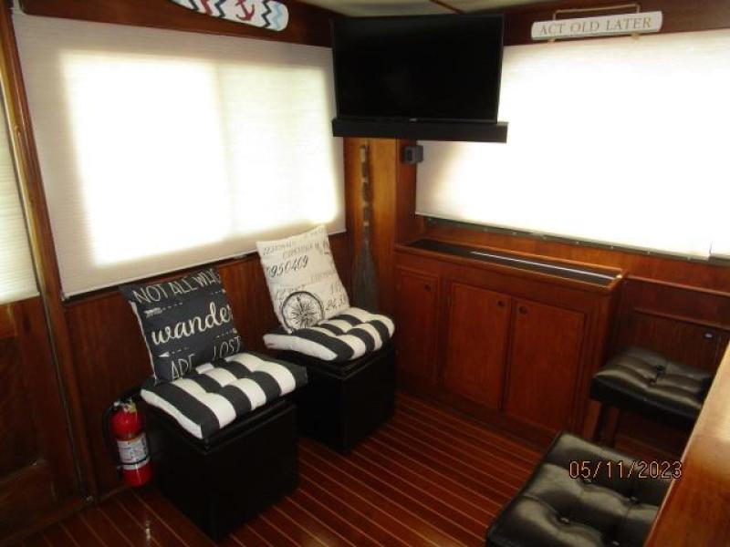 48' Hatteras salon port aft