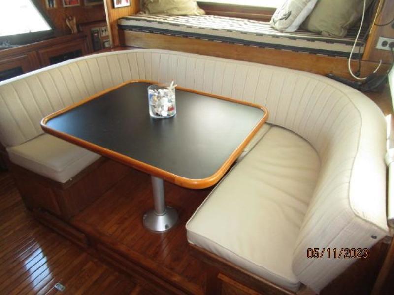 48' Hatteras pilothouse seating2