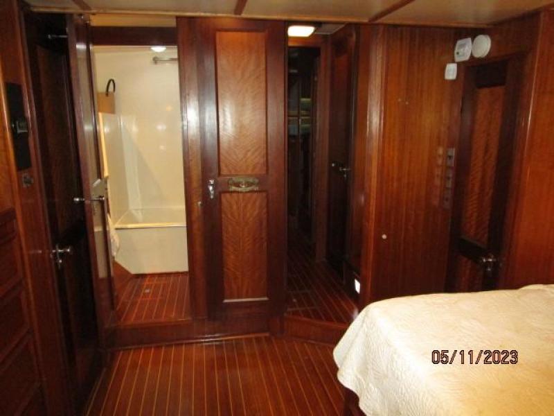 48' Hatteras master stateroom forward