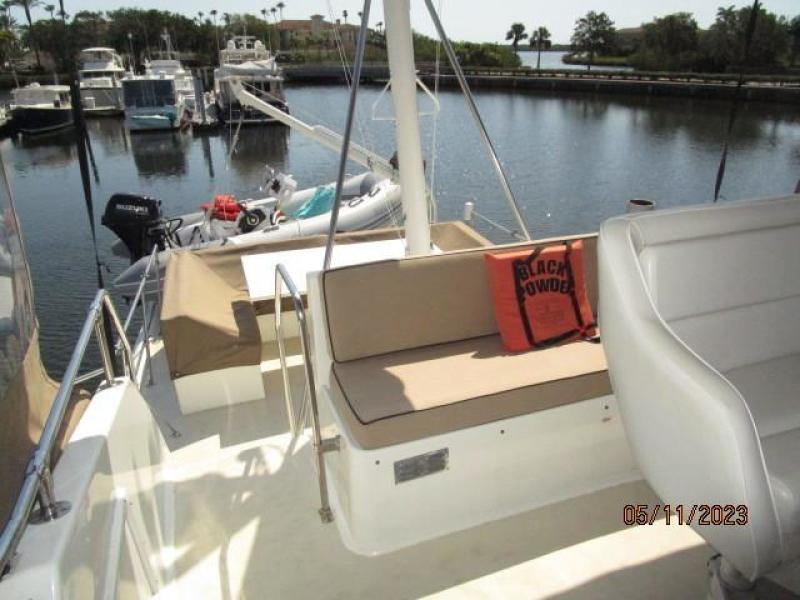 48' Hatteras flybridge aft
