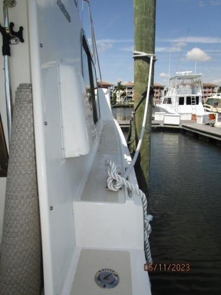 48' Hatteras starboard side deck3