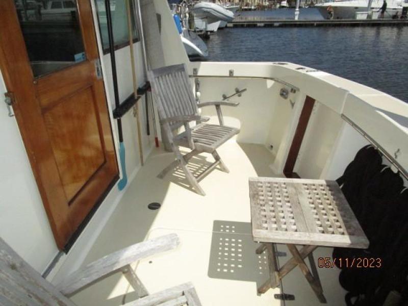 48' Hatteras aftdeck starboard