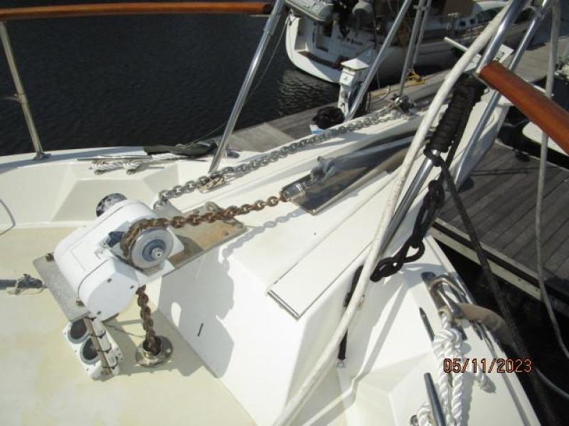 48' Hatteras anchor windlass2