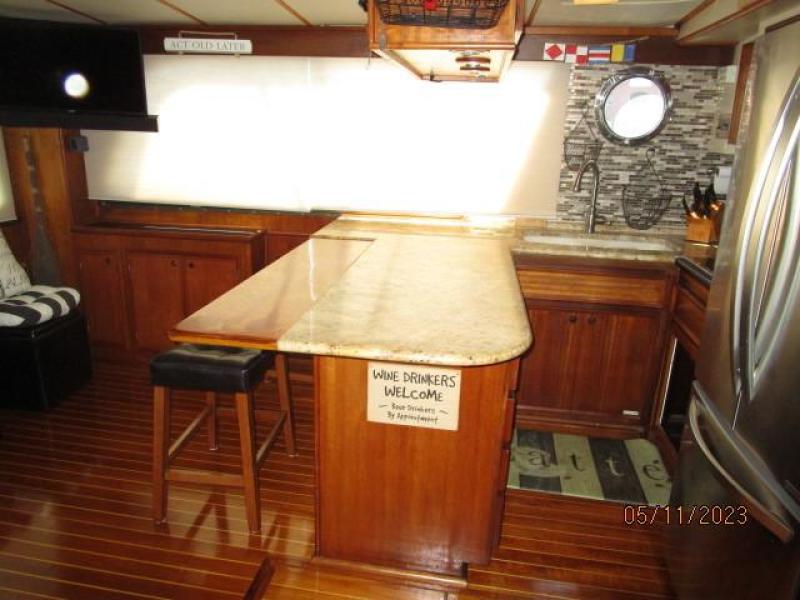 48' Hatteras salon port