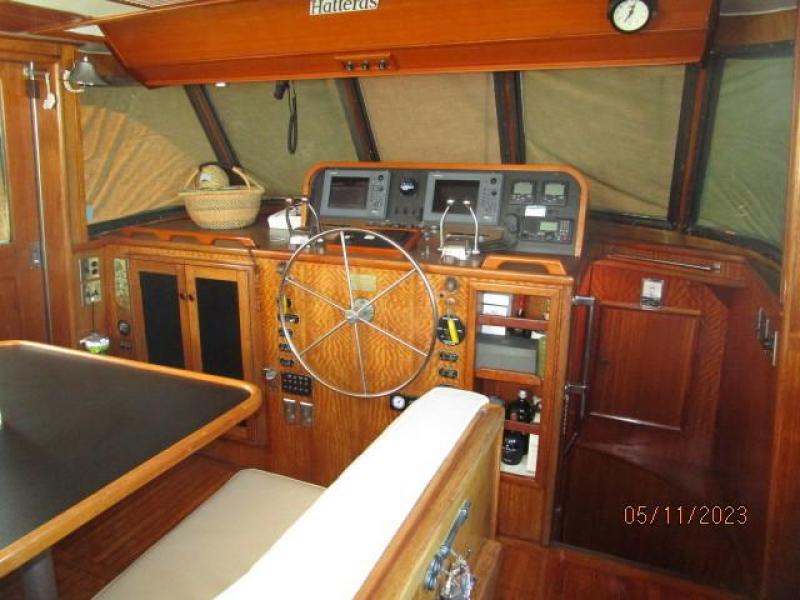 48' Hatteras pilothouse forward