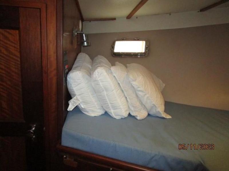 48' Hatteras guest stateroom port