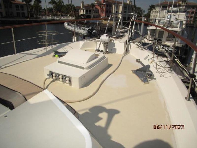 48' Hatteras foredeck