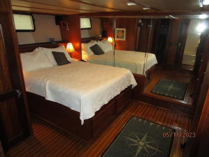 48' Hatteras master stateroom