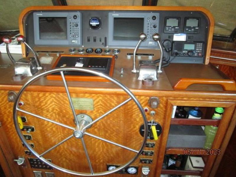 48' Hatteras pilothouse helm