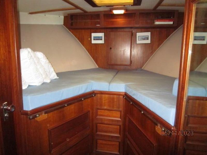 48' Hatteras guest stateroom1