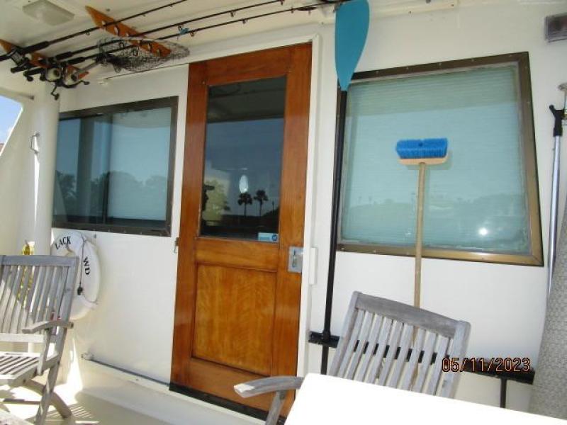 48' Hatteras aftdeck forward
