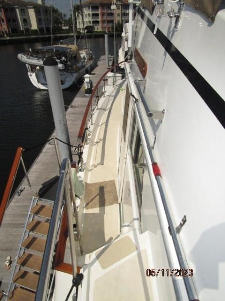 48' Hatteras port side deck1