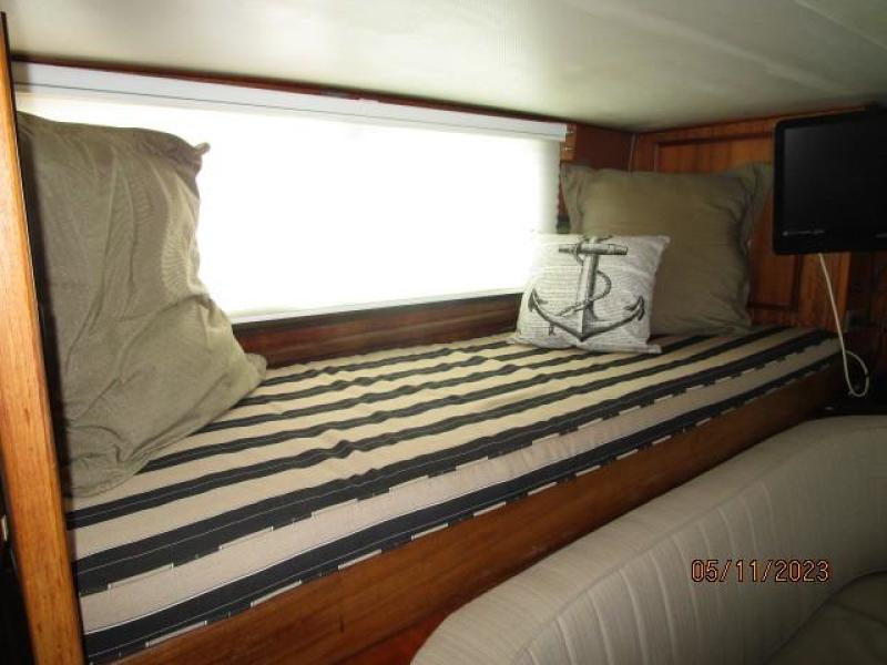 48' Hatteras pilothouse berth