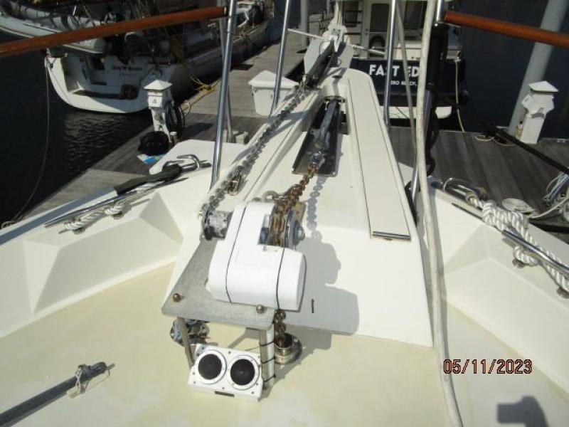 48' Hatteras anchor windlass1