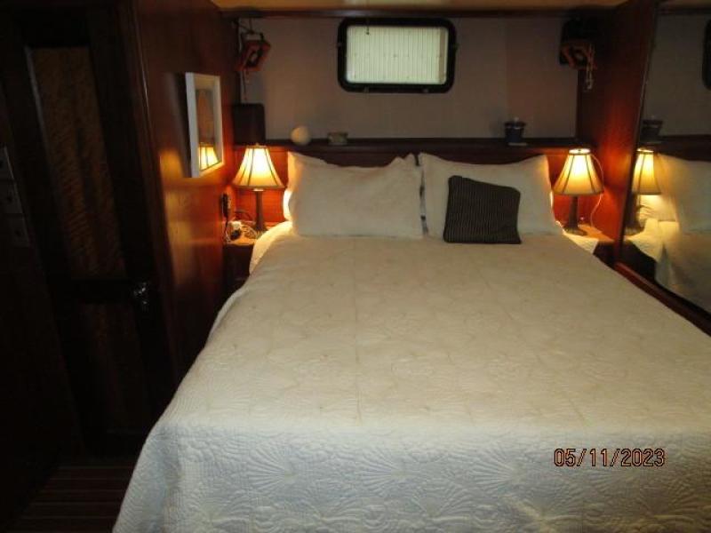 48' Hatteras master stateroom starboard