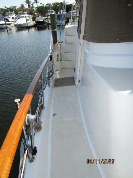 48' Hatteras starboard side deck2