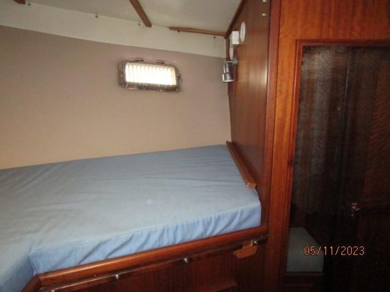 48' Hatteras guest stateroom starboard