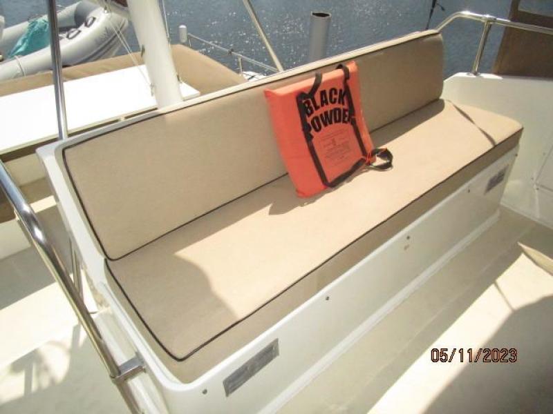 48' Hatteras flybridge seating1