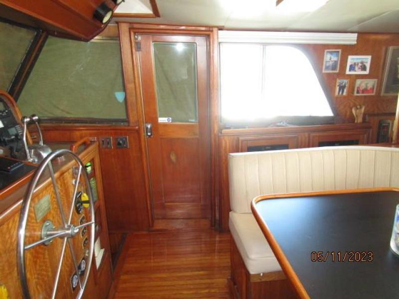 48' Hatteras pilothouse starboard