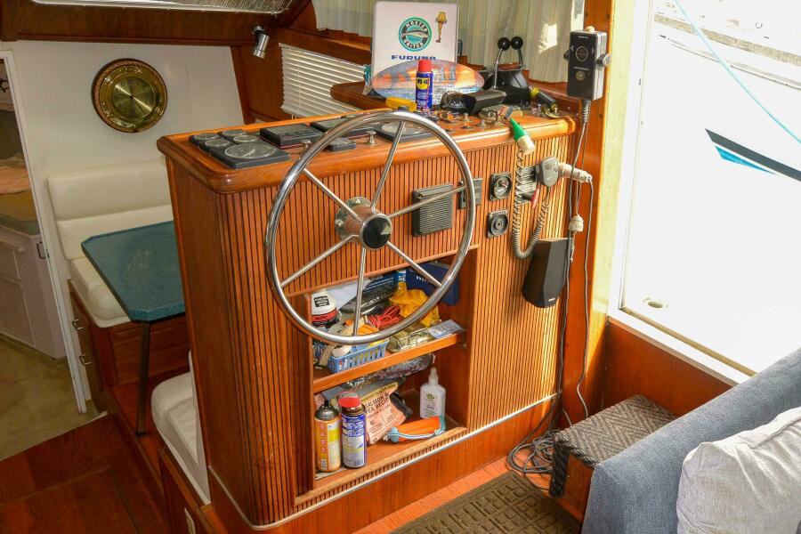 1989 Tollycraft Cockpit