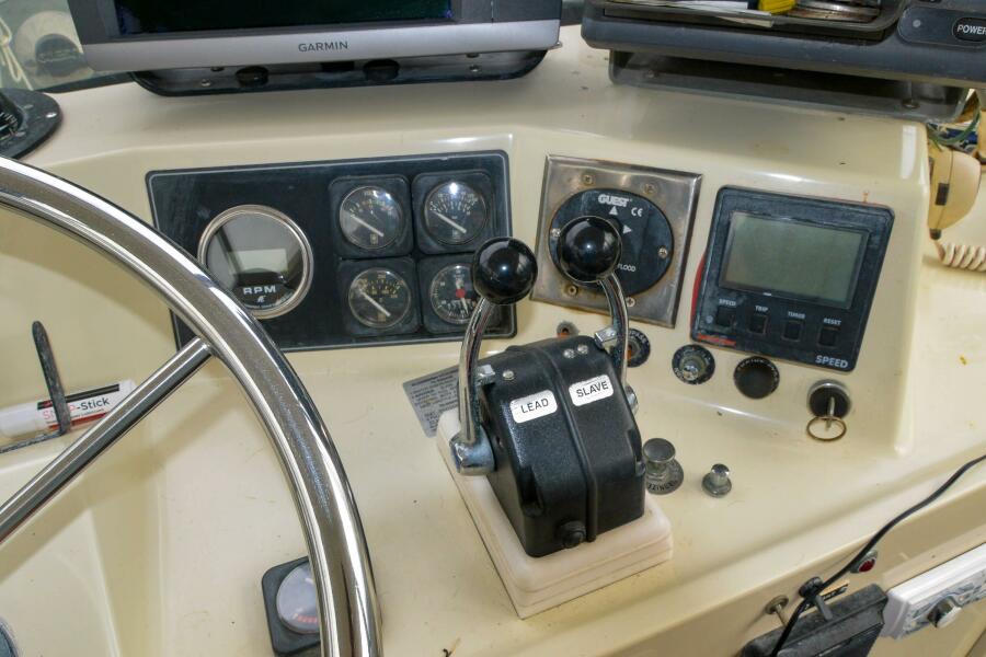 1989 Tollycraft Cockpit