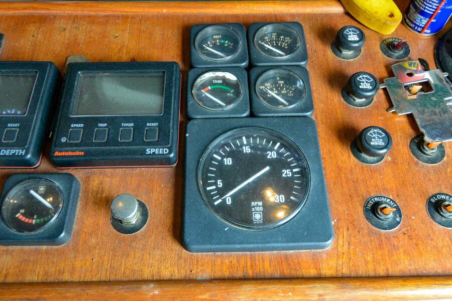 1989 Tollycraft Cockpit