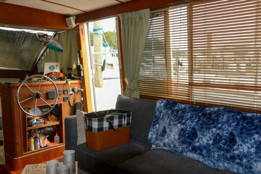 Salon Enter Starboard 